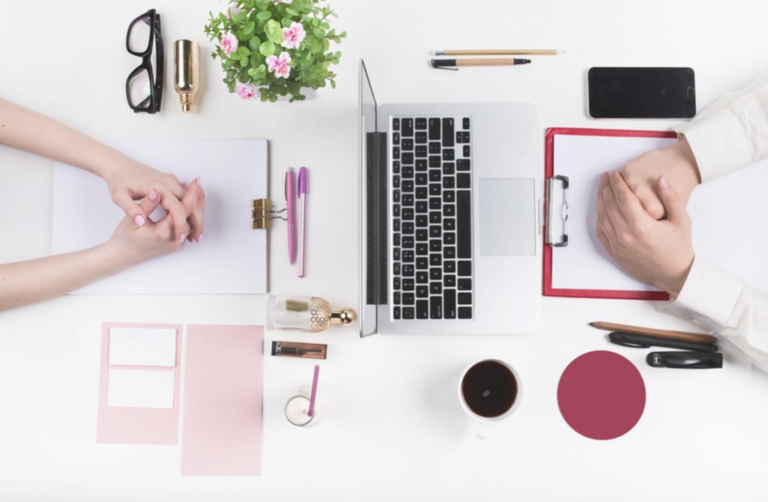 Équipe pédagogique uyloravosi en session de formation SEO
